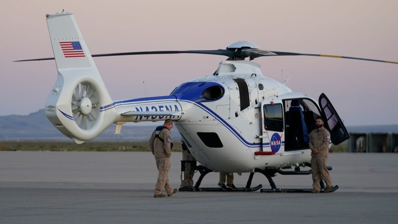 Ein Helikopter-Team der NASA wartet auf die Ankunft der Raumkapsel.