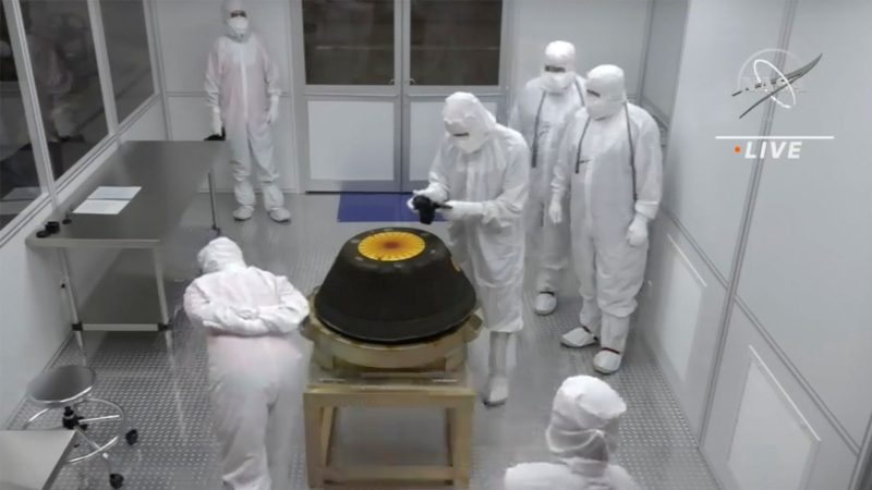 Techniker untersuchen die Probenrückführungskapsel der Nasa-Mission «Osiris-Rex».