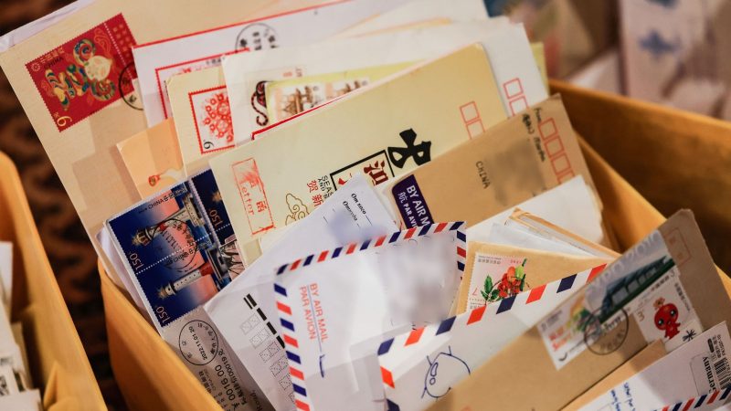 Briefe aus aller Welt sind in der Christkindpostfiliale der Deutschen Post eingegangen. (Christkind)