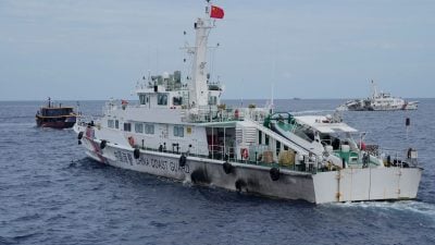 China und die Philippinen haben nicht zum ersten Mal Ärger: Ein Schiff der chinesischen Küstenwache versucht hier im August, einem philippinischen Versorgungsschiff (l) den Weg zu versperren.
