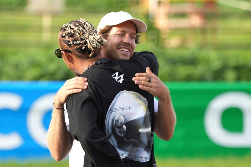 Mercedes-Pilot Lewis Hamilton (vorne) und Sebastian Vettel vor dem Großen Preis von Japan.