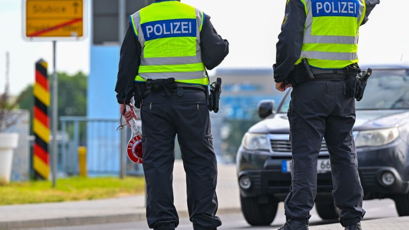 Beamte der Bundespolizei stehen am deutsch-polnischen Grenzübergang Stadtbrücke in Frankfurt (Oder).