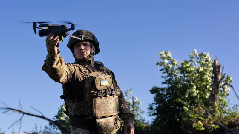 Ein ukrainischer Soldat startet eine Drohne - diese Art von Waffe ist im Krieg besonders wichtig.