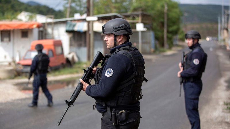 Kosovarische Polizisten sichern nach schweren Gefechten im serbisch bevölkerten Norden die Straße.