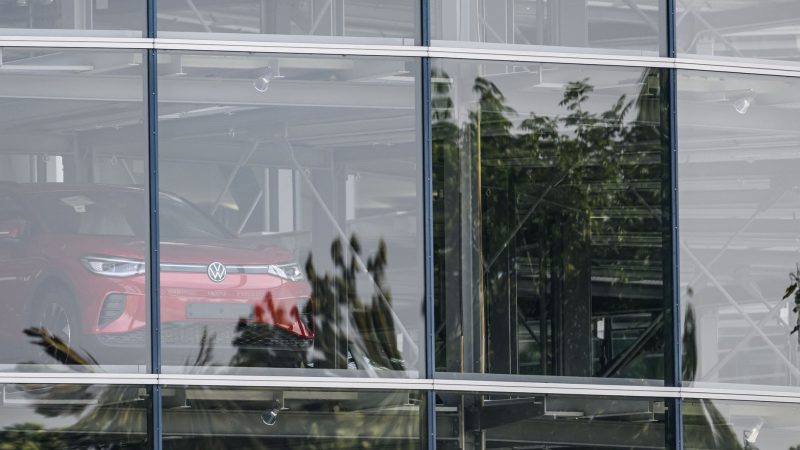 Ein Elektrofahrzeug ID.4 steht im Autoturm der Gläsernen VW Manufaktur. Auch an dem Standort Dresden wird die Produktion vorübergehend gedrosselt.