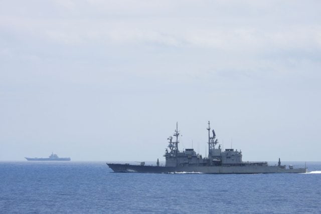 Ein taiwanesisches Marineschiff (vorne) beobachtet einen chinesischen Flugzeugträger in der Nähe taiwanesischer Gewässer. Die Meerenge zwischen China und Taiwan ist erneut Schauplatz militärischen Machtgebarens.