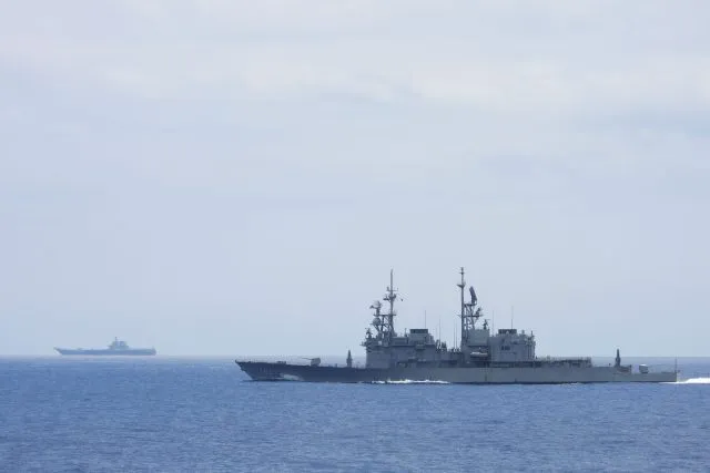 Ein taiwanesisches Marineschiff (vorne) beobachtet einen chinesischen Flugzeugträger in der Nähe taiwanesischer Gewässer. Die Meerenge zwischen China und Taiwan ist erneut Schauplatz militärischen Machtgebarens.
