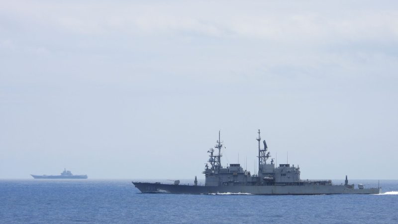 Ein taiwanesisches Marineschiff (vorne) beobachtet einen chinesischen Flugzeugträger in der Nähe taiwanesischer Gewässer. Die Meerenge zwischen China und Taiwan ist erneut Schauplatz militärischen Machtgebarens.