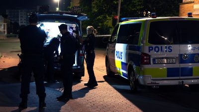 Die Polizei ermittelt am Tatort, nachdem in den frühen Morgenstunden südlich von Stockholm, ein Mann erschossen und eine weitere Person verletzt worden ist.