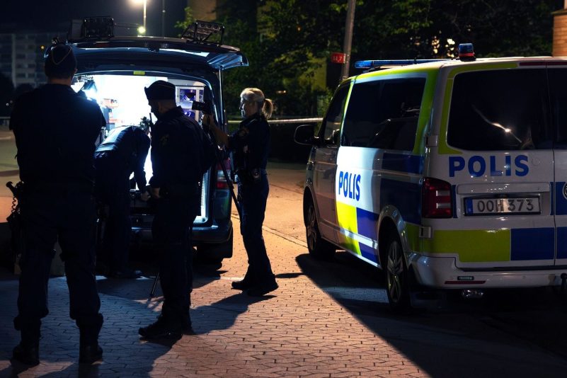 Die Polizei ermittelt am Tatort, nachdem in den frühen Morgenstunden südlich von Stockholm, ein Mann erschossen und eine weitere Person verletzt worden ist.