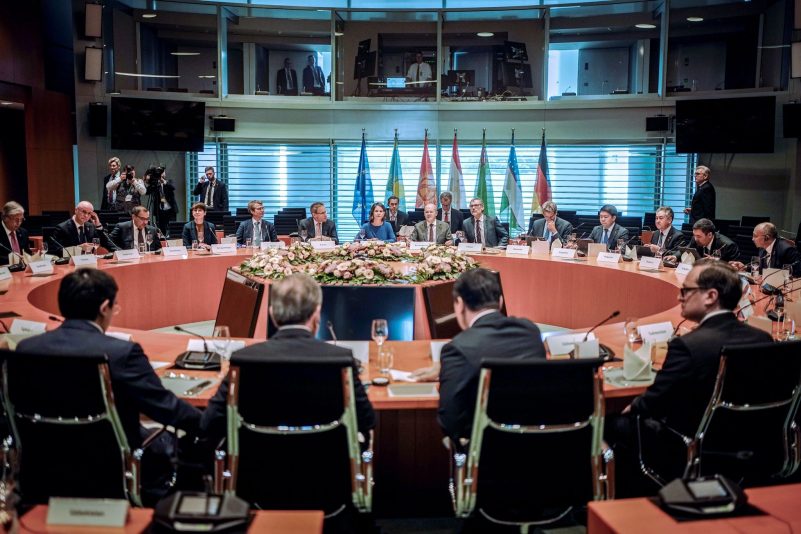 Bundeskanzler Olaf Scholz und Außenministerin Annalena Baerbock (beide hinten) empfangen die Staatschefs aus Kasachstan, Kirgistan, Tadschikistan, Turkmenistan und Usbekistan zum Zentralasien-Gipfel im Kanzleramt.