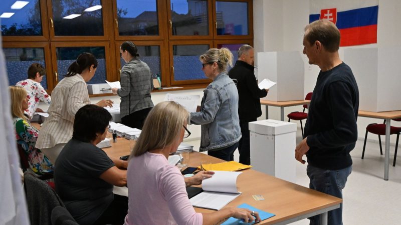 Menschen geben ihre Stimmen bei der Parlamentswahl in der Slowakei ab.
