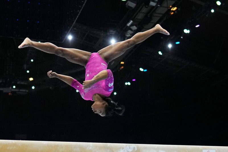 In erster Linie werden sich bei der Turn-WM die Blicke auf US-Superstar Simone Biles richten.