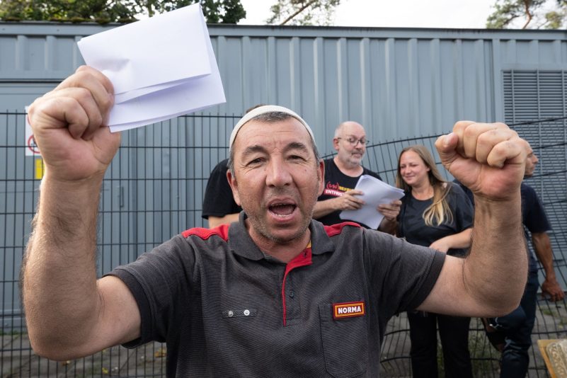Ein Trucker jubelt auf der Raststätte Gräfenhausen, wo er seit mehr als zwei Monaten mit rund 80 anderen LKW-Fahrern für die Auszahlung seines Lohnes gestreikt hat.