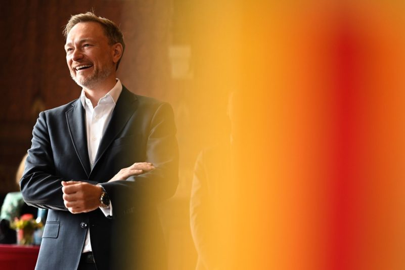 Christian Lindner (FDP), Kohlkönig und Bundesfinanzminister, besucht das alte Rathaus in Oldenburg.
