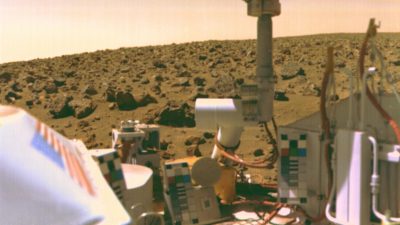 Selbstportrait des Viking-2 Landemoduls. Die Marsmission landete am 3. September 1976 in der „Utopischen Ebene“. Das runde Bauteil oberhalb des Landers ist die zur Erde ausgerichtete Antenne. Hat die Sonde bei Versuchen vor über 45 Jahren Leben auf dem Mars gefunden?