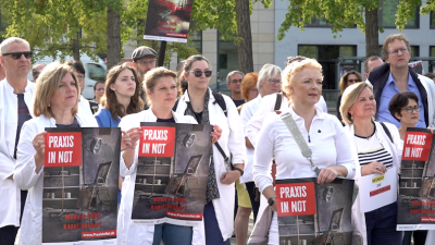 „Wir leben in einer Planwirtschaft“: Ärzte protestieren vorm Bundesgesundheitsministerium