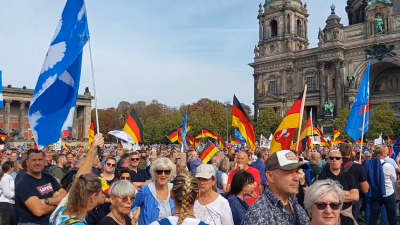 „Wir sind als Bürger nicht mehr selbstbestimmt“: Was bewegt die Menschen zur Demo nach Berlin zu kommen?