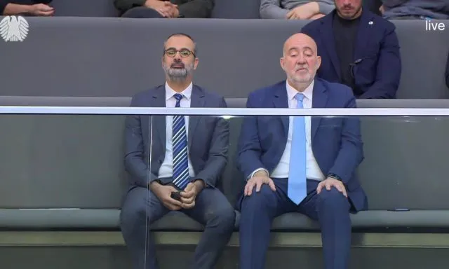 Der israelische Botschafter Ron Prosor (r.) auf der Ehrentribüne des Plenarsaals.