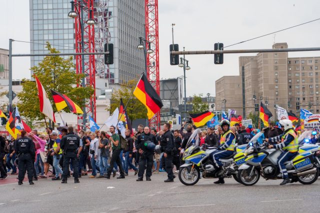 [LIVESTREAM] Nach Magdeburg folgt Berlin: Großdemo „Deutschland steht auf“ – Rücktritt der Bundesregierung gefordert
