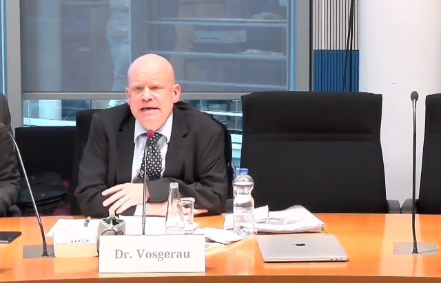 Der Rechtsanwalt Dr. Ulrich Vosgerau am 16.10.2023 bei seinen Ausführungen im Innenausschuss des Bundestags.