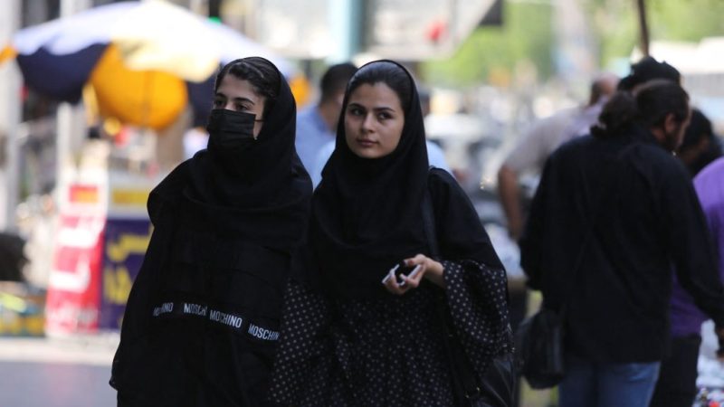 16-jährige Iranerin nach Vorfall mit Sittenpolizei im Koma