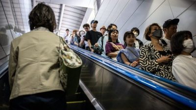 Sicherheitskampagne in Japan: Bahnbetreiber gegen Rolltreppen-Raser