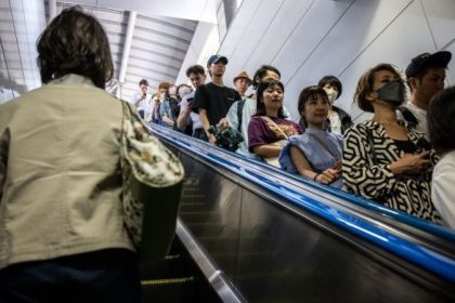 Sicherheitskampagne in Japan: Bahnbetreiber gegen Rolltreppen-Raser