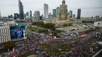 Hunderttausende bei Demo gegen die Regierung in Warschau