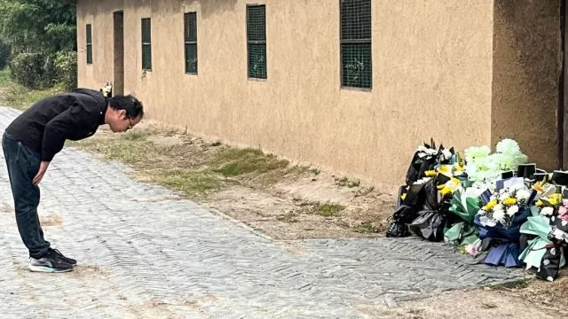 Ehrerbietung vor dem Haus des verstorbenen Ex-Premier Li Keqiang am 27. Oktober 2023.