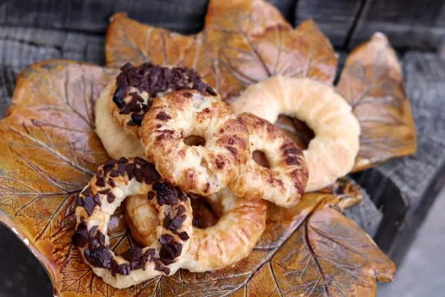 Äpfel ummantelt von Blätterteig