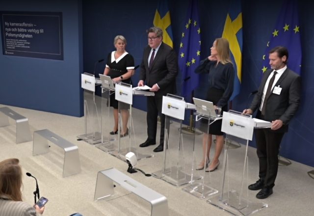 Vertreter der schwedischen Regierung stellen Anfang Oktober in Stockholm ihr Konzept für eine ausgedehntere Kameraüberwachung vor. Foto: Bildschirmfoto/SVT Nyheter