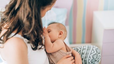 Lancet-Studie: mRNA-Impfstoffe in Muttermilch nachgewiesen – Übertragung auf Säuglinge möglich