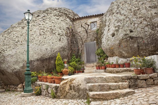 Dieses mittelalterliche Dorf hat seine Häuser inmitten von riesigen Felsblöcken gebaut