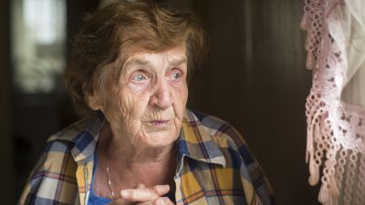 Studie: Einsame Menschen erkranken häufiger an Parkinson