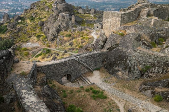 Dieses mittelalterliche Dorf hat seine Häuser inmitten von riesigen Felsblöcken gebaut