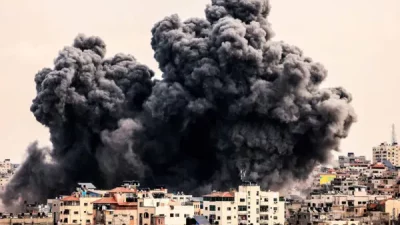 Blick auf die Skyline von Gaza, während Israel Ziele der Hamas bombardiert