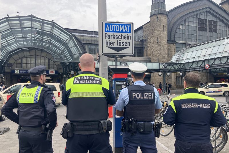 Sicherheitskräfte sind dafür zuständig, das geltende Waffenverbot rund um den Hamburger Hauptbahnhof zu kontrollieren.