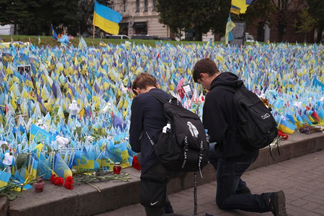 Ukrainer gedenken während einer Schweigeminute in Kiew der im Krieg gefallenen Soldaten. Der «Tag Verteidiger und Verteidigerinnen der Ukraine» findet dieses Jahr mit dem 1. Oktober erstmals zwei Wochen früher statt, als in den vorherigen Jahren.