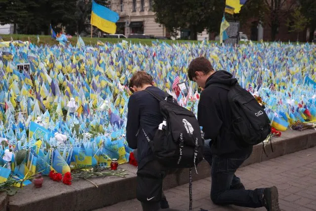 Ukrainer gedenken während einer Schweigeminute in Kiew der im Krieg gefallenen Soldaten. Der «Tag Verteidiger und Verteidigerinnen der Ukraine» findet dieses Jahr mit dem 1. Oktober erstmals zwei Wochen früher statt, als in den vorherigen Jahren.