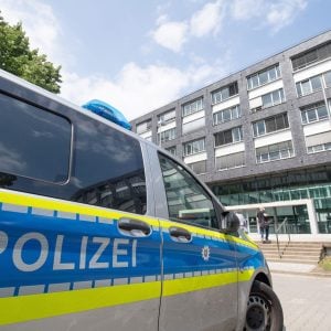 Mitarbeiterin in Krankenhaus mit Armbrust erschossen – Verdächtiger festgenommen