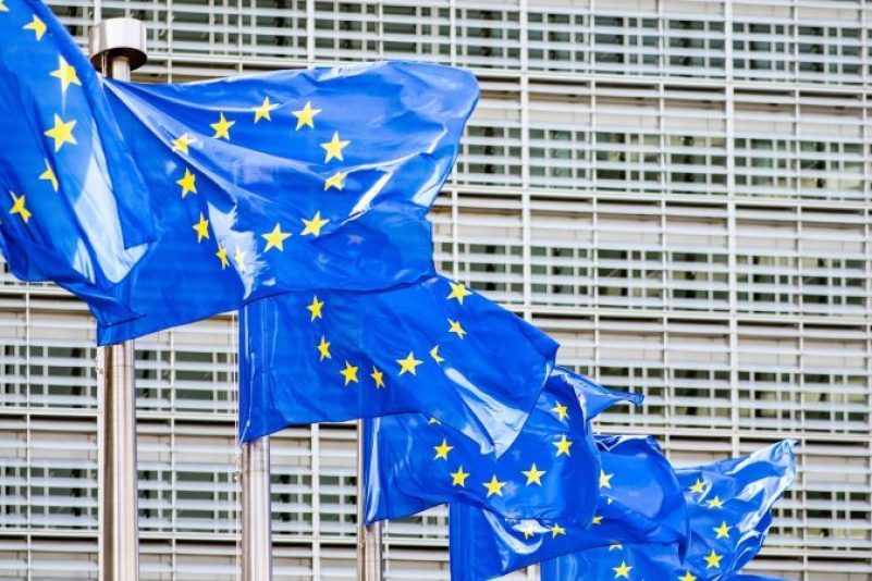 Europaflaggen flattern vor dem Sitz der Europäischen Kommission in Brüssel. Die Chefs von 20 europäischen Telekommunikationsunternehmen appellieren an die EU, große Tech-Konzerne zu höheren Zahlungen für die Nutzung der Netze zu verpflichten.
