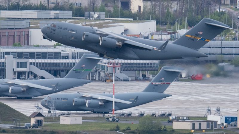 Ein US-Militärtransportflugzeug hebt vom US-Luftwaffenstützpunkt Ramstein ab.