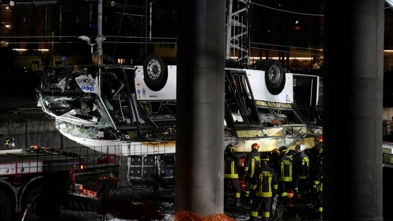 Italienische Feuerwehrleute arbeiten nach dem Busunglück an der Unfallstelle.
