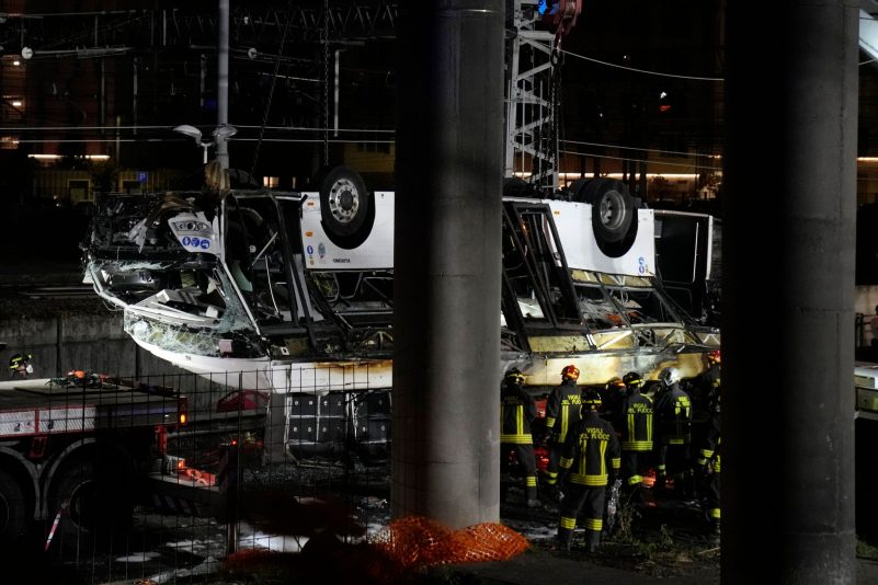 Italienische Feuerwehrleute arbeiten nach dem Busunglück an der Unfallstelle.