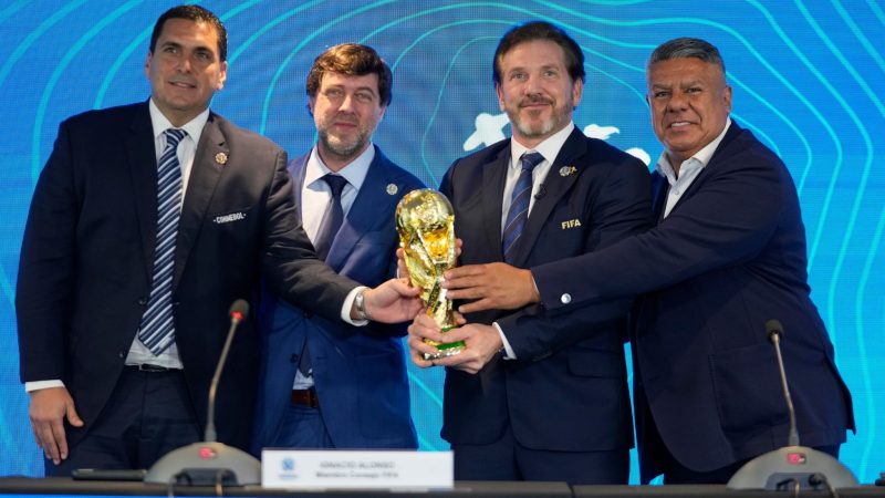 Vertreter aus Südamerika feiern die WM-Bekanntgabe 2030.