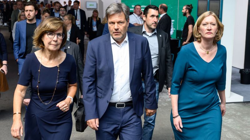 Wirtschaftsminister Robert Habeck wird von Marie-Luise Wolff (l), BDEW-Präsidentin, und Kerstin Andreae (r), Vorsitzende der Hauptgeschäftsführung des BDEW, beim Kongress des Bundesverbands der Energie- und Wasserwirtschaft (BDEW) begrüßt.