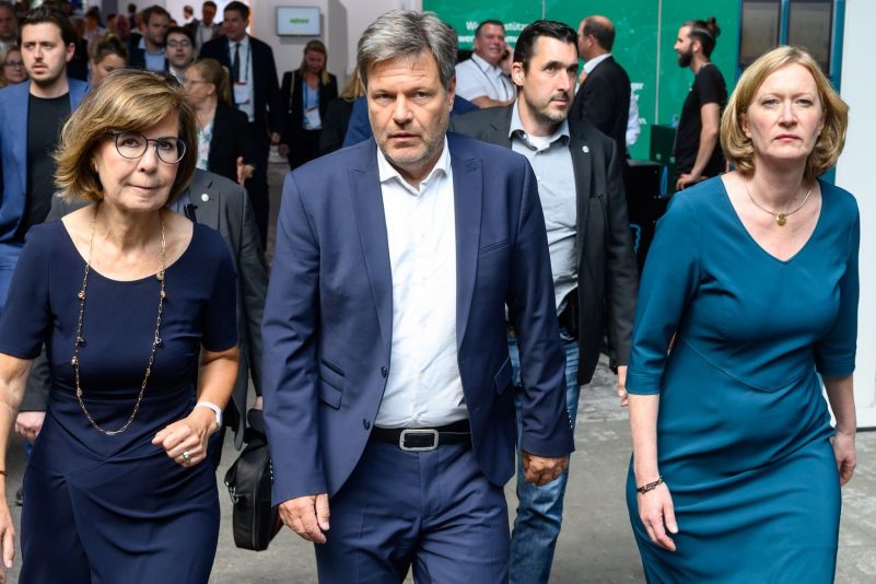 Wirtschaftsminister Robert Habeck wird von Marie-Luise Wolff (l), BDEW-Präsidentin, und Kerstin Andreae (r), Vorsitzende der Hauptgeschäftsführung des BDEW, beim Kongress des Bundesverbands der Energie- und Wasserwirtschaft (BDEW) begrüßt.