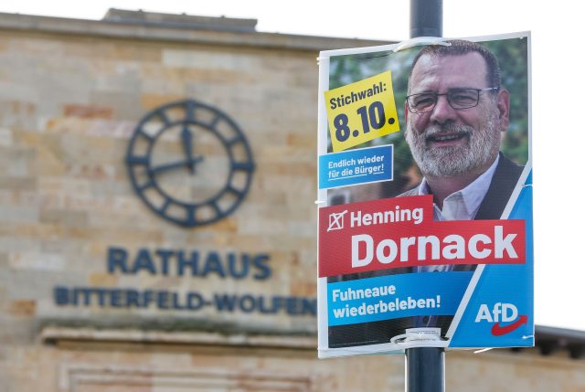 Ein Wahlplakat des AfD-Kandidaten Dornack hängt vor dem Rathaus.