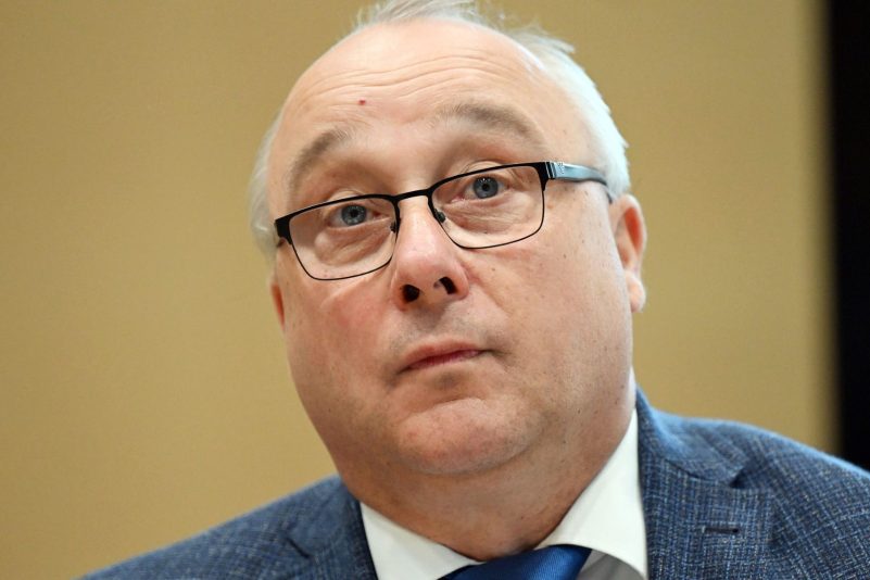 Der Ex-AfD-Bundestagsabgeordnete und Richter Jens Maier wartet im Bundesgerichtshof (BGH) auf den Beginn seiner Verhandlung vor dem Dienstgericht.